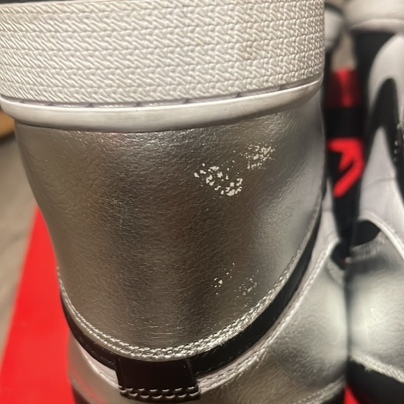 Worn one time inside then put back in box has extra laces - Picture 7 of 10